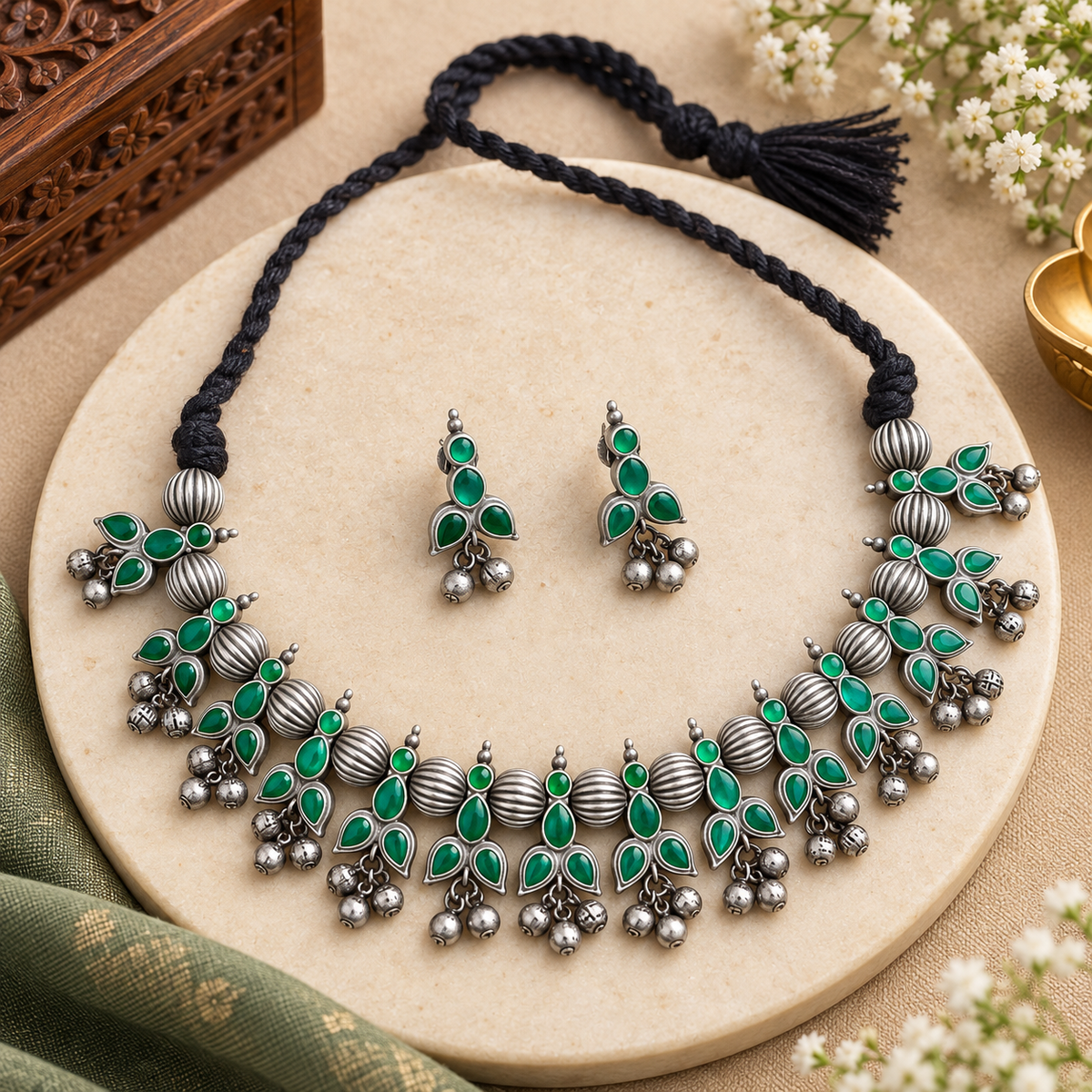 Antique-look oxidized Indian necklace and earrings
Traditional handcrafted jewelry set
Silver-tone metal alloy with oxidized finish
Decorative stone and bead accents
Matching earrings for traditional styling
Suitable for festivals, weddings and special occasions
Uphar Handicrafts