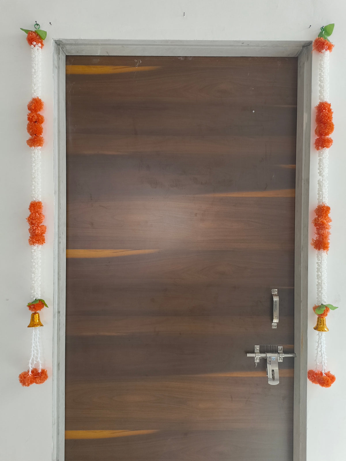 Artificial Mogra Flower Door Toran
Orange and White Floral Decoration
Traditional Indian Door Hanging
Festive Pooja and Temple Decor
Reusable Diwali Navratri Decoration
Pack of 2 Floral Toran Garlands
Uphar Handicrafts