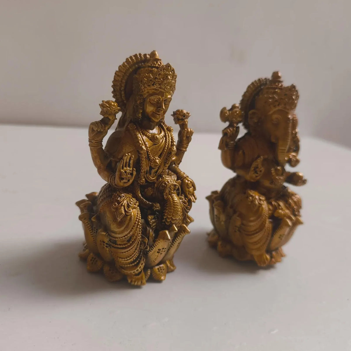 Lakshmi Ganesha Idol Set
Home Mandir Decor
Indian spiritual decor
Hindu Spiritual Art
Uphar Handicrafts