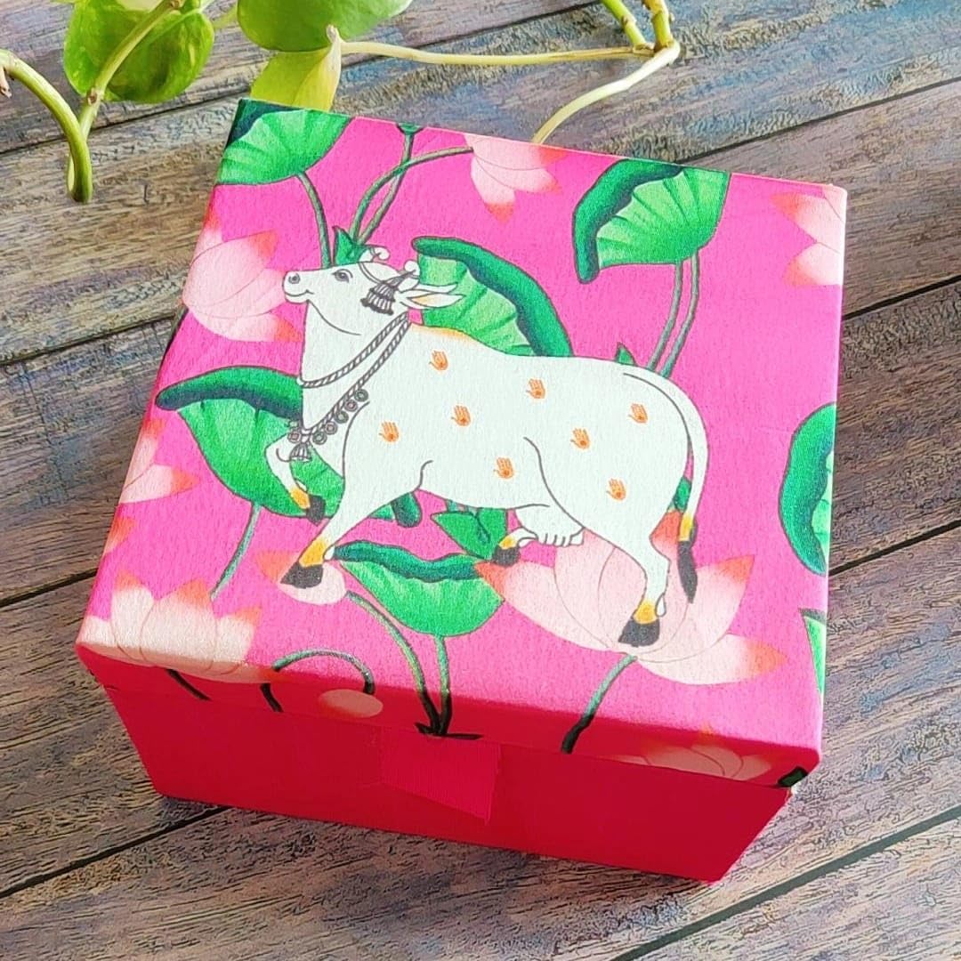 Pichwai Mithai Box Gift
Housewarming Return Gift
Indian Puja Favor Box
Sweet Box for Wedding Guests
Traditional Indian Gift Packaging
Uphar Handicrafts