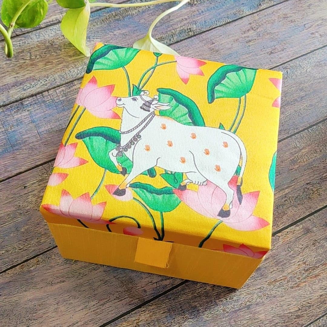 Pichwai Pooja Gift Box
Wedding Return Gift for Guests
Traditional Indian Sweet Box
Puja and Housewarming Favor
Decorative Mithai Gift Box
Uphar Handicrafts