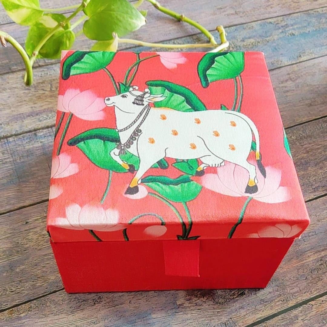 Pichwai Sweet Box for Guests
Puja Favor Gift Box
Traditional Indian Mithai Box
Housewarming Return Gift
Decorative Pooja Gift Box
Uphar Handicrafts