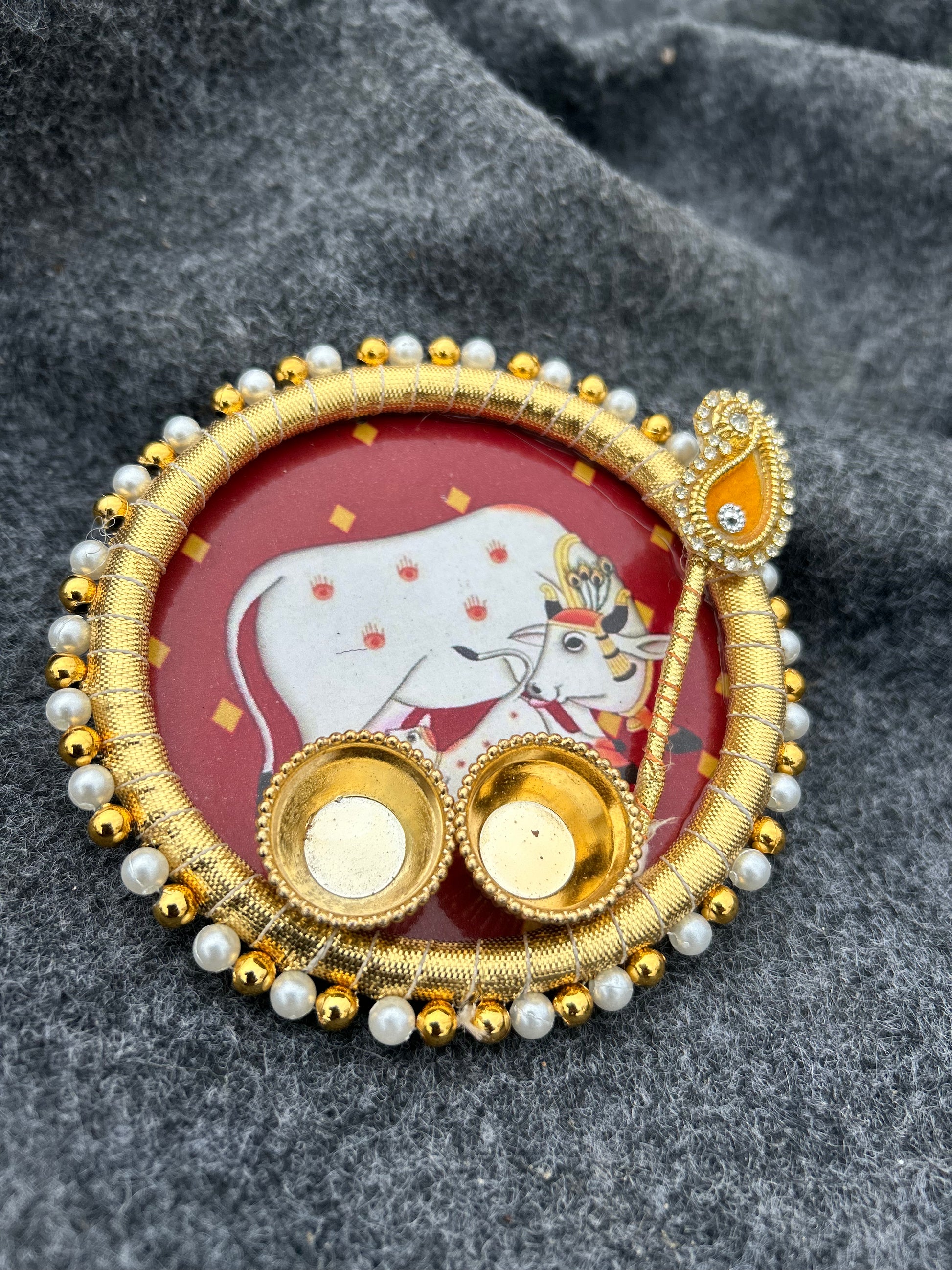 Roli Kumkum and Rice Puja Plate
Traditional Tilak Ceremony Plate
Indian Religious Puja Accessory
Festive and Wedding Return Gift
Griha Pravesh Puja Decor
Auspicious Indian Ritual Gift
Uphar Handicrafts